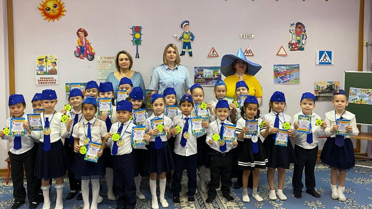 Посвящение в юные помощники инспекторов движения в МАДОУ ДС № 2 